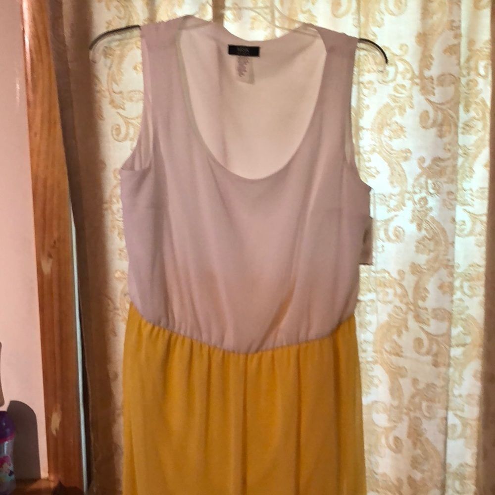 Maxi - Picture 2 of 3